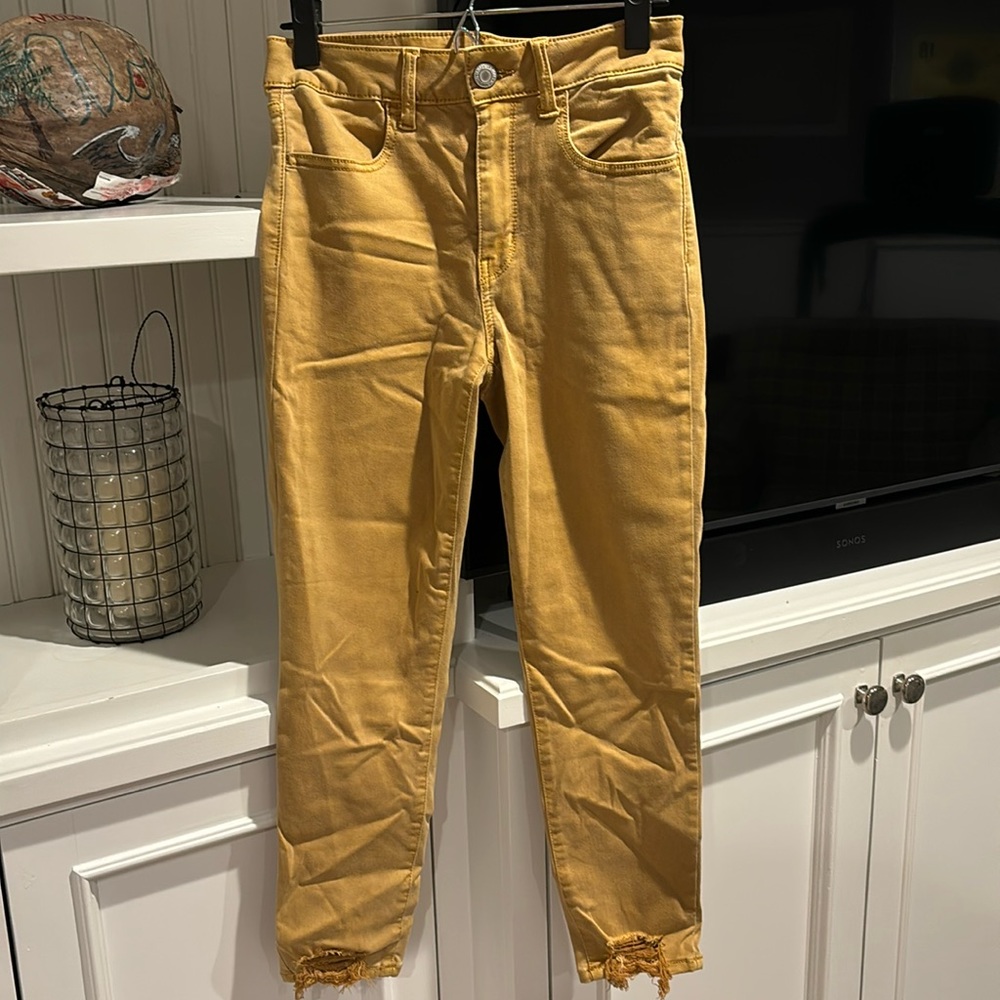 AMERICAN EAGLE. High-Rise Frayed Deep Yellow Jean. 8 SHORT. 24 inch